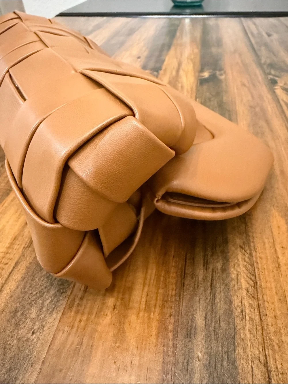 THEMOIRe Woven Vegan Leather Shoulder Bag in Cognac